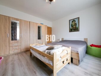 REZERVOVANÉ Rodinný dom s bazénom + samostatný 1 izb domček  - 16