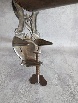 Velmi starý (cca 110-115let) krásný zdobený mlyncek na strou - 16