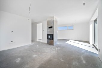 Novostavba- Bungalov s pekným výhľadom na Smolenický  zámok - 16