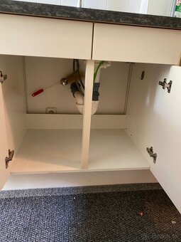 Moderná kuchynská linka so spotrebičmi - 16