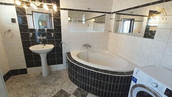 REZERVOVANÉ Rodinný dom s potenciálom neďaleko Zlatých Mora - 16