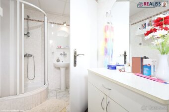 Rodinný dom s veľkým pozemkom, súkromím a pohodlím - 16