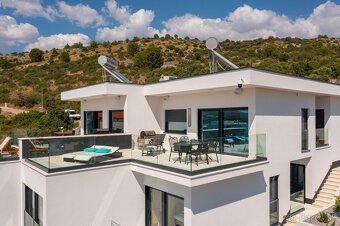 Chorvátsko, ROGOZNICA - Luxusná vila s nekonečným bazénom pr - 16