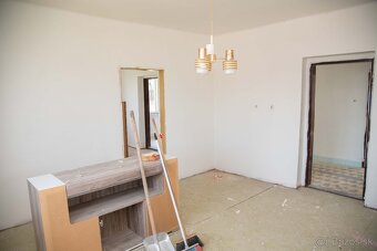 EXKLUZÍVNE vám ponúkame na predaj starší rodinný dom s veľký - 16