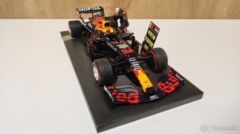 Max Verstappen 1:18 s figurkou - prvy titul Abu Dhabi 2021 - 16