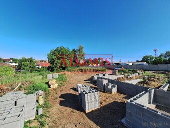 Predám pekný stavebný pozemok 820m2 Bohdanovce, projekt,všet - 16