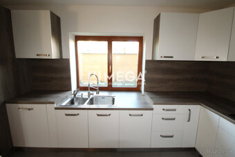 NA PREDAJ: Priestranný dvojgeneračný rodinný dom - Valaliky - 16