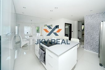 Rodinná oáza pokoja a luxusu – veľkorysý 6-izbový dom s altá - 16