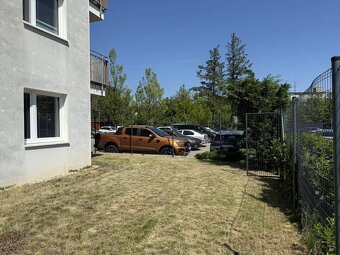 Nový priestranný 2-izb. byt s predzáhradkou a parkovaním. Za - 16
