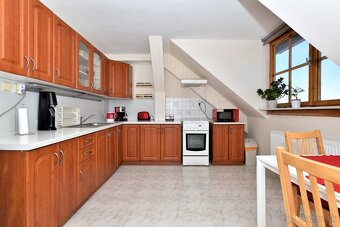 Rodinný dom s dvoma bytmi, 2 garáže, záhrada, bazén, DS - 16