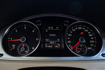 Volkswagen Passat B7 Variant 2.0 TDI DSG - 16
