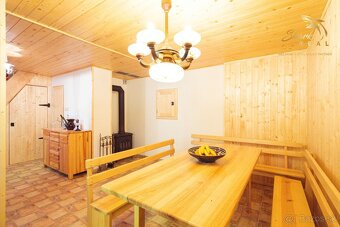 REZERVOVANÉ Čarovná chata uprostred prírody s tečúcim poto - 16