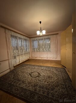 🏡 Ponúkame na predaj priestranný rodinný dom - 16