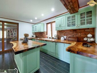 LUXUSNÝ MODERNÝ RODINNÝ DOM S DESIGNOVOU ZÁHRADOU - 16