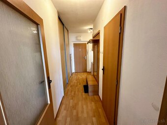Svetlý 1 izbový byt na prenájom s parkovaním a výbornou dost - 16