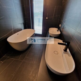 Ponúkam na PREDAJ 5 IZBOVÝ PENTHOUSE V MESTE NOVÉ ZÁMKY - 16
