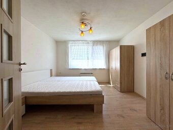 Veľký RD s bazénom v obci Petrova Ves - 2 samostatné bývania - 16