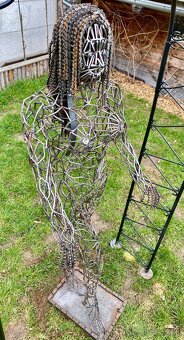 Socha ženy z kovu - 16