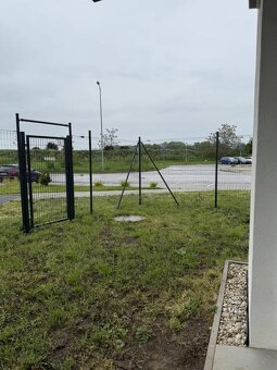 Nový priestor s pred-záhradkou a parkovacím miestom. Biely K - 16
