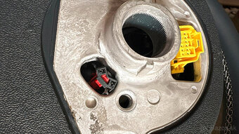 VYHRIEVANY AUDI VOLANT - ZREZANY - PERFOROVANA KOZA - 16