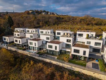 6 izb. skolaudovaný viladom (235 m²) bazén, vstupo do lesa - 16