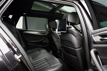 BMW 540i xDrive Touring - 16