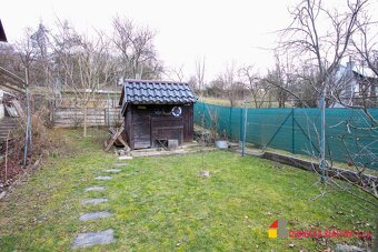 Na predaj záhradná chatka v retro štýle s upravenou záhradou - 16