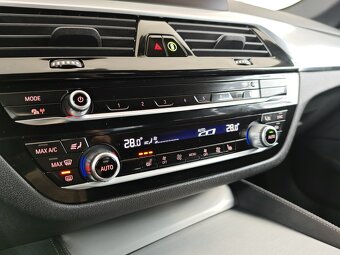 BMW Rad 5 Touring 530i xDrive A/T // AJ NA SPLÁTKY - 16