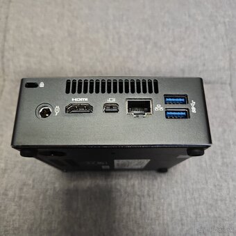 Rôzne USB-C huby, prezentačné zariadenia a príslušenstvo - 16