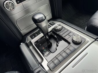 TOYOTA LAND CRUISER 200 - 16