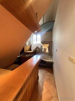 Starší rodinný dom s veľkým pozemkom na výnimočnom mieste v - 16