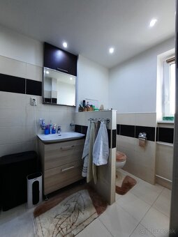 Predám kompletne zariadený 2-izbový byt  na starom sídlisku. - 16