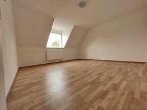 Exkluzívny predaj 6.izb 220m2 RD v obci Horňany a pozemkom - 16