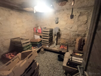 Dom v obci Divín s výhľadom na hrad, znížená cena - 16