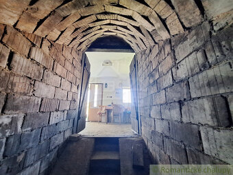 Poschodová chatka s vinohradom v malebnej dedinke Modrany - 16