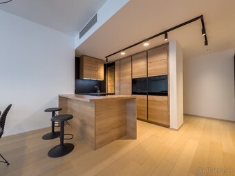 Prenájom 3 izbového bytu SKY PARK 81 m2, 2x parking - 16