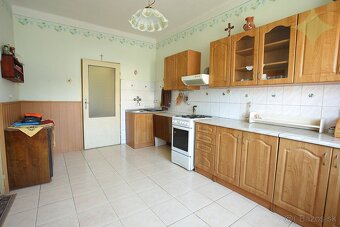Dvojgeneračný čiastočne zrekonštruovaný rodinný dom - Veľká  - 16