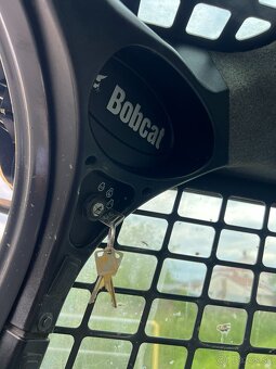 Pásový nákladač UNC Bobcat T590, pouze 1700mth + KLIMA - 16