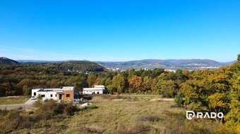 RADO| Výnimočný pozemok pre náročných - úžasné výhľady + pro - 16