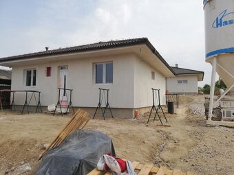 Výstavba domov, hrubá stavba, základová doska, betónové plot - 16