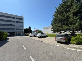 Prenájom prízemného obchodného priestoru 99 m² vo frekventov - 16