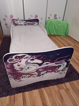Posteľ s výsuvným lôžkom 90x200+komoda konik+ružová stolička - 16