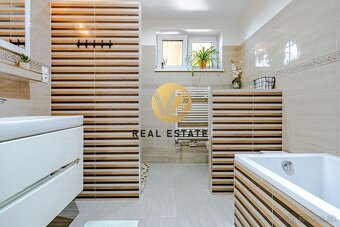 REZERVOVANÉ NA PREDAJ – Rodinný dom s krásnym pozemkom, bazé - 16