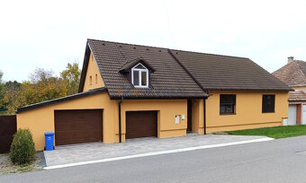 Priestranný 5-izbový rodinný dom s dvoma garážami a záhradou - 16