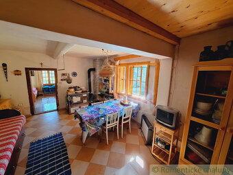 Tradičná zrekonštruovaná drevenica na okraji obce Nesluša. - 16