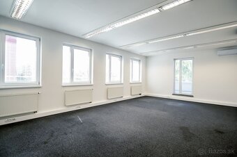 Reprezentatívna polyfunkčná budova so skladom a parkovaním v - 16