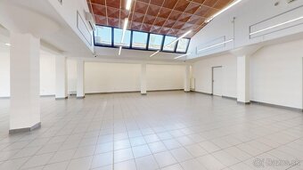 280 m2 na frekventovanom mieste s parkovaním - 16