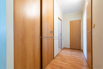 NA PREDAJ PRAŽSKÝ 3 IZBOVÝ BYT S VEĽKOU LODŽIOU - 16