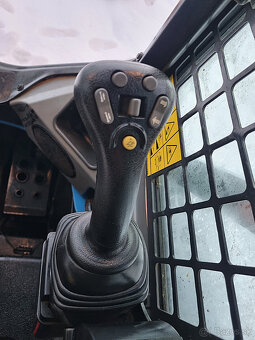 Pásový nakladač Bobcat T770 2,5 t - 16