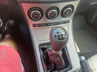Mazda 3---1.6i-benzin--77Kw-105Ps-najazdené.-157300km - 16